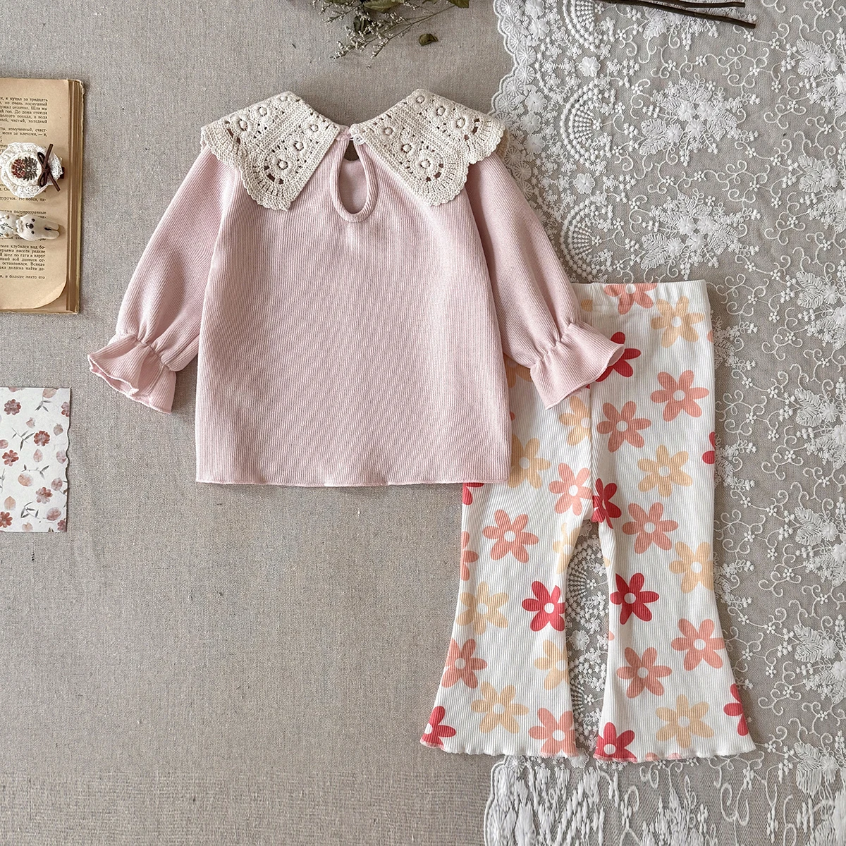 2-teiliges Baumwoll-Babykleidungsset Frühling Herbst Neuer Stil Süßes Niedliches Blumenstickerei-Pullover mit Kragen + Blumenbedruckte Schlaghose – Detail 3