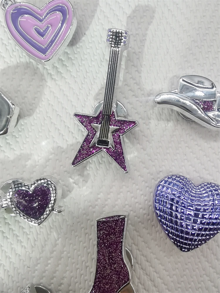 8 Stück Lila Punk-Rock Schuh-Charms DIY Ketten-Dekorationen Musik-Gitarre Clog-Schuhe Schnallen Zubehör Herzförmige Schuhclips – Detail 4