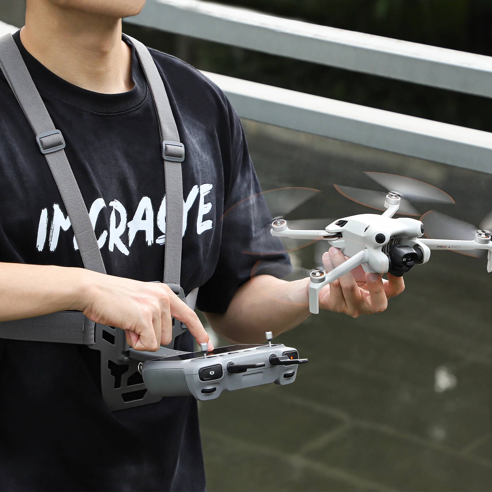 Caméra Sport 360° RC PRO 2.1 montée sur un drone survolant une forêt, paysage verdoyant en contrebas.