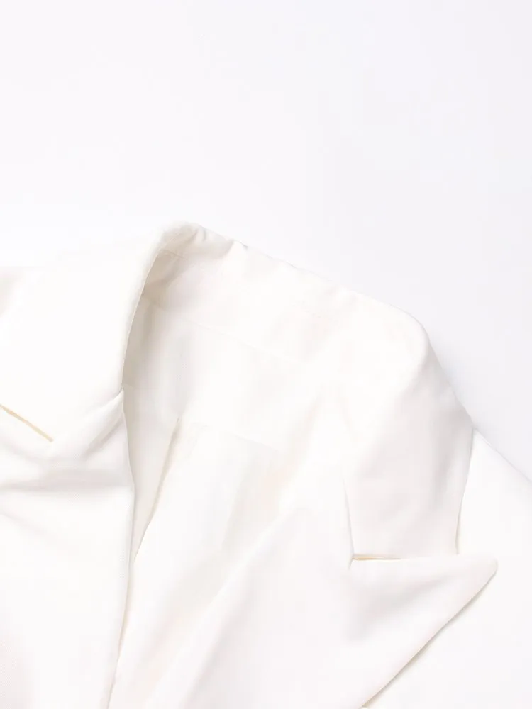 Рисунок 3 - Женский блейзер со стразами и отложным воротником