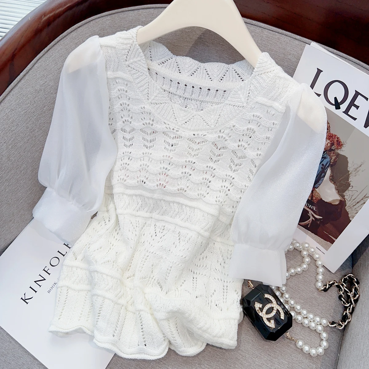 

Свитер женский трикотажный с коротким рукавом-фонариком и цветочным узором