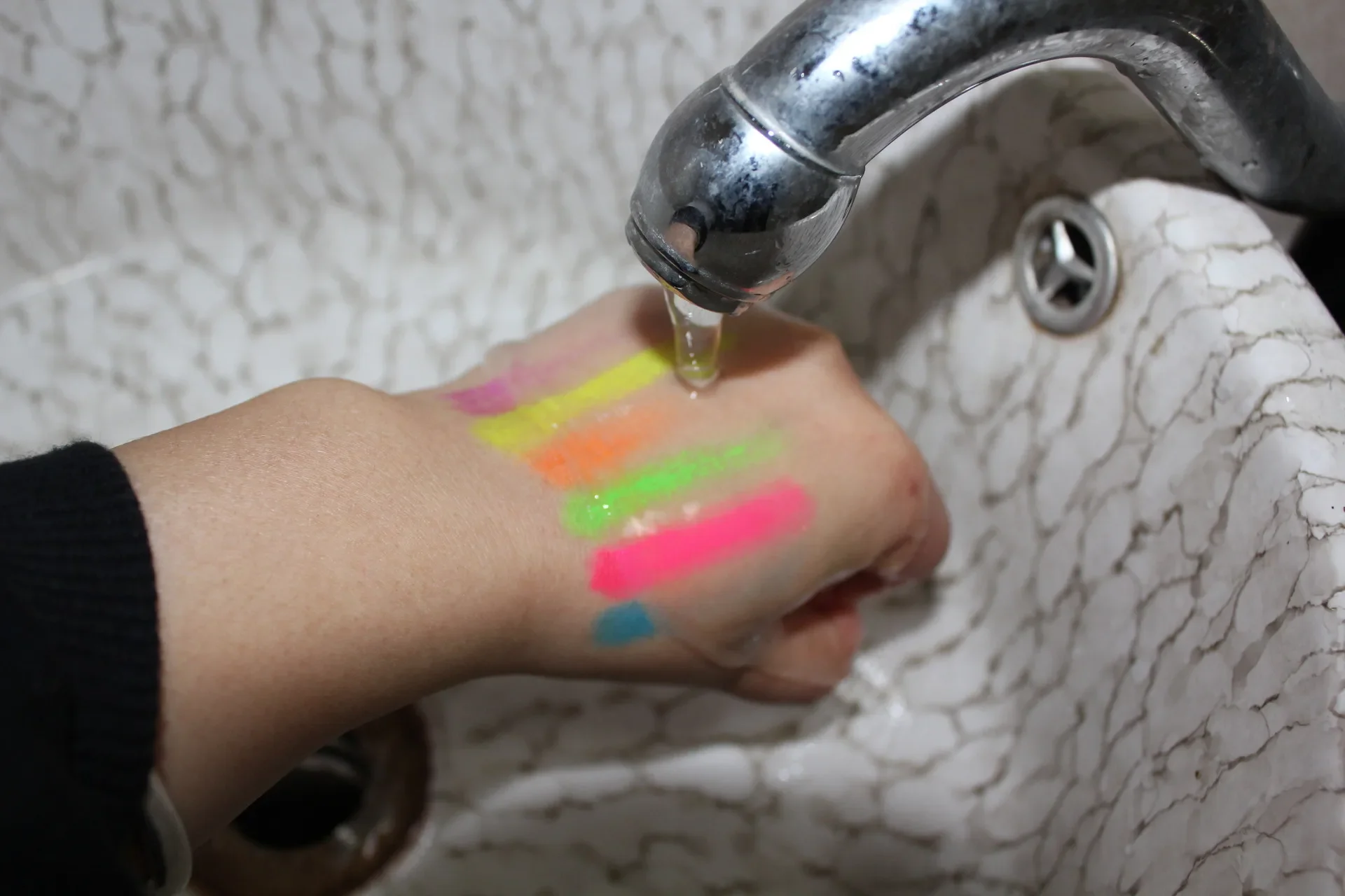 6Pcs Face Paint Crayon Vibrant Color Neon Body Paint Stunning No Odor Makeup Painting Face Body Paint Glow Stick Party Supplies 5
