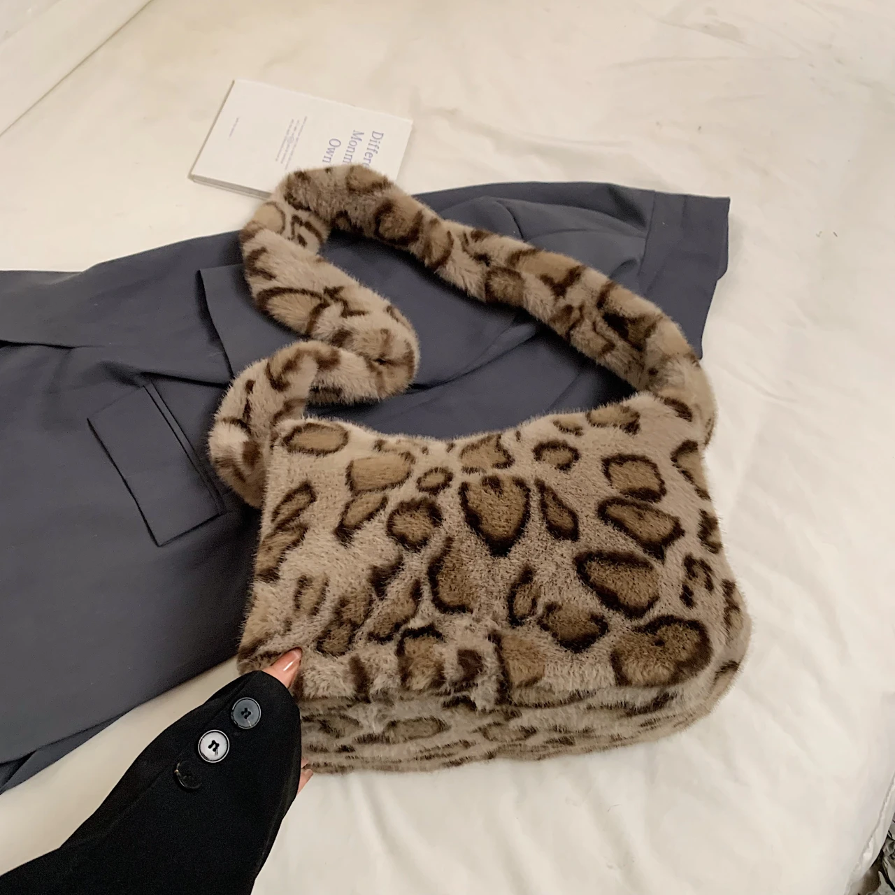 Damen-Schultertasche aus Lammstoff, warm, flauschig, Fell, Handtaschen, große Kapazität, Einkaufstaschen, Mädchen, niedliche Umhängetasche, Schultasche – Detail 4