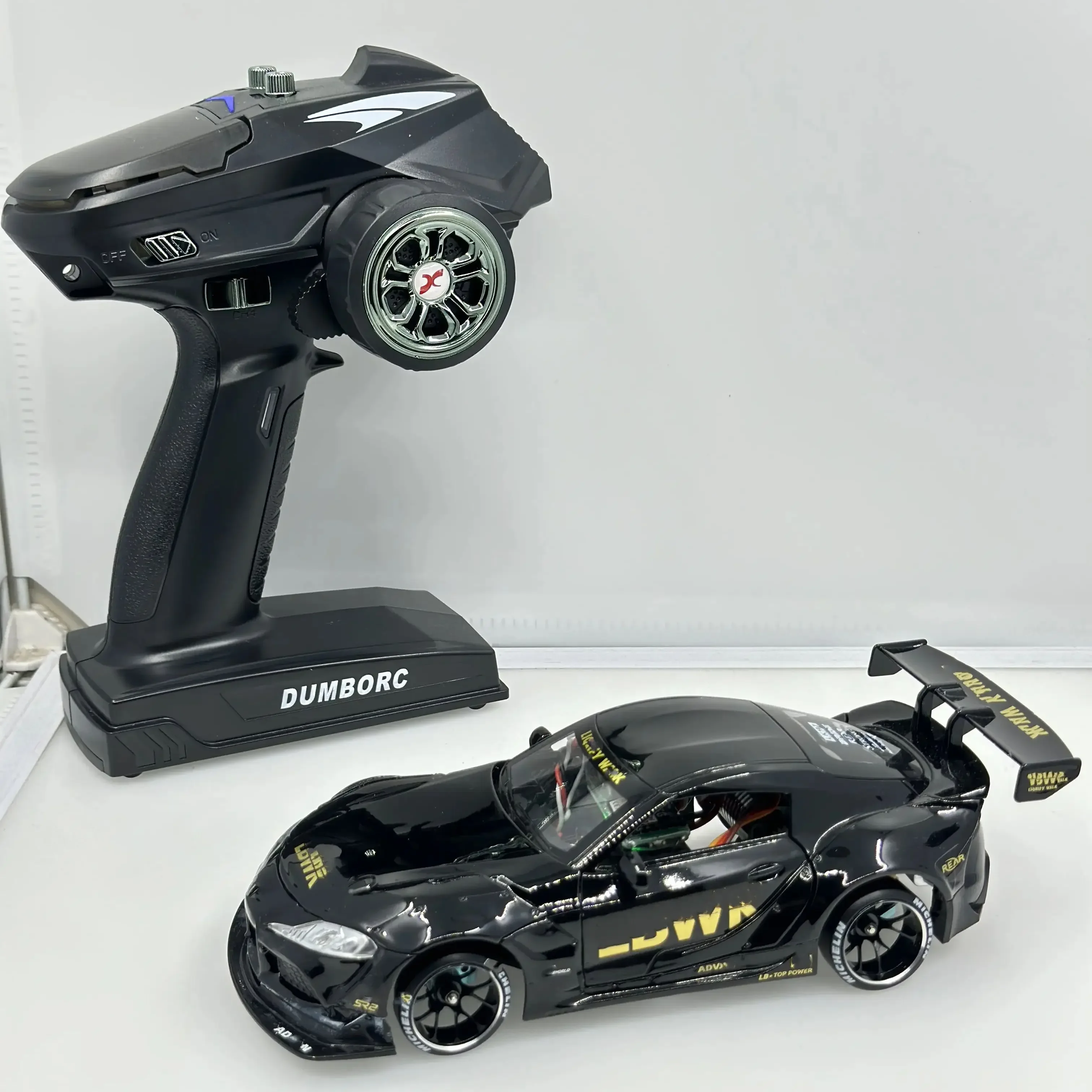 Châssis détaillé de la voiture RC RTR 1/16 2.4GHz 4WD 30km/h montrant les suspensions