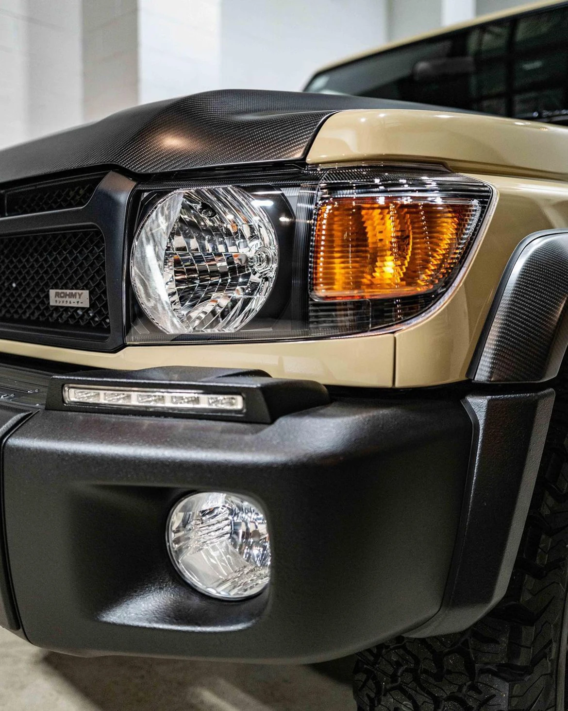 مصابيح أمامية لتويوتا لاند كروزر LC76