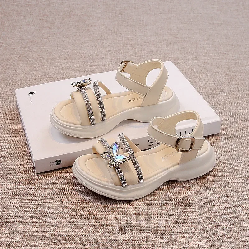 

Пляжная обувь для девочек шикарные детские туфли принцессы на мягкой подошве с хрустальной бабочкой Новинка Лето 2024 модные сандалии для девочек для отпуска