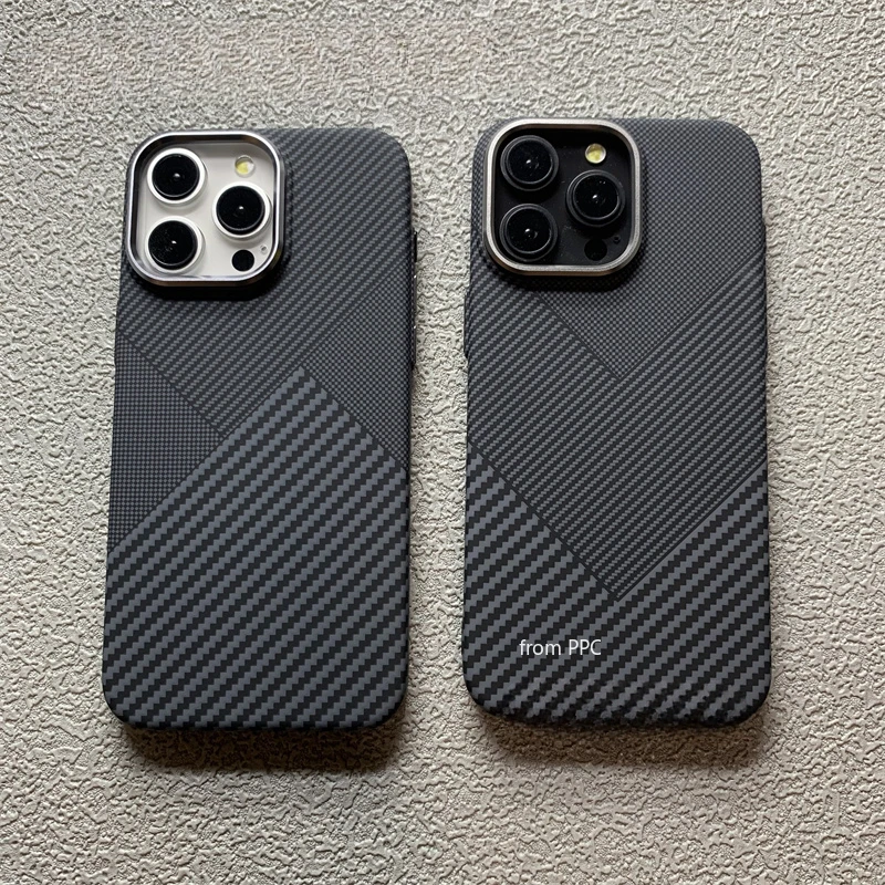 Geometrisches Relief-Carbonfaser-Muster Hülle für iPhone 16 17 Pro Max 15 Cover Magnetische Hartschale mit Kamera-Schutz aus Legierung