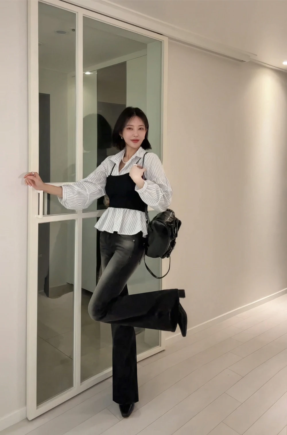 قميص نسائي جديد لربيع 2026 بتصميم مخطط يحدد الخصر وقصة ضيقة مع تصميم كم منفوش وهمي من قطعتين