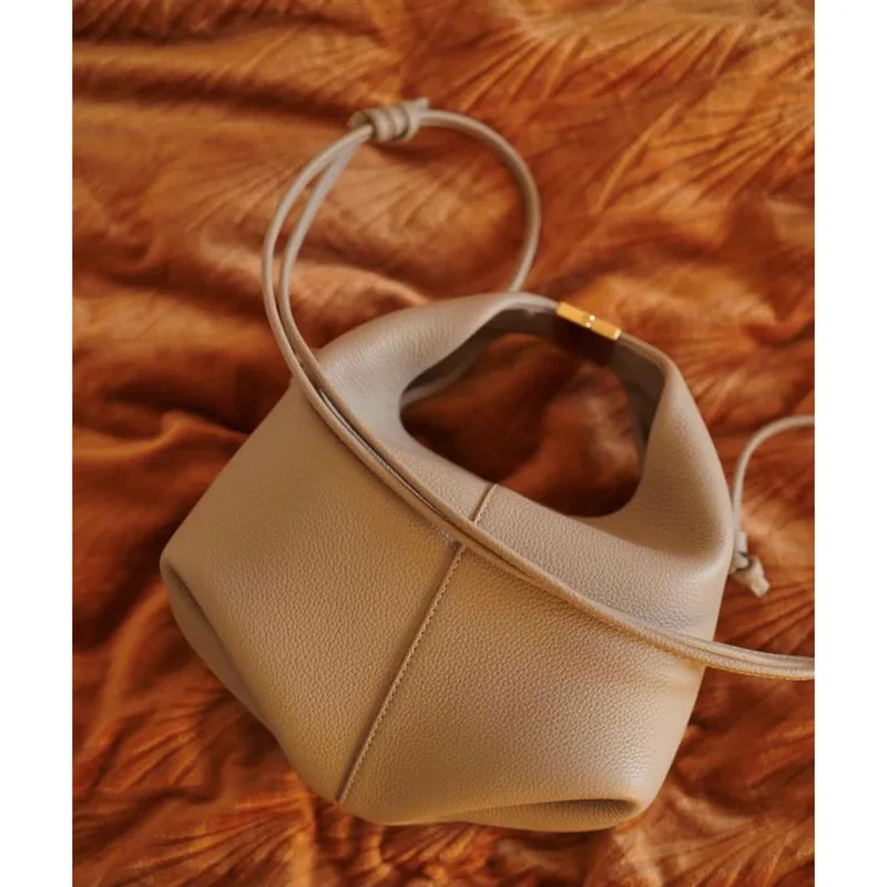 

2024 популярная трендовая нишевая сумка бэнто, новая модная кожаная сумка через плечо для ланча через плечо, женская сумка, сумка для пельменей
