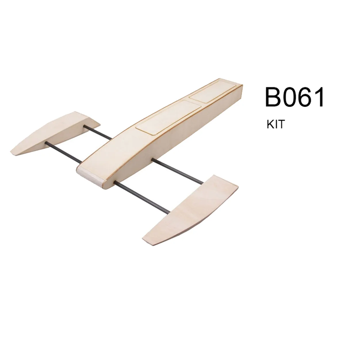Bateau RC hors-bord en bois vu de dessus, pont verni et antenne radio, prêt pour la course.