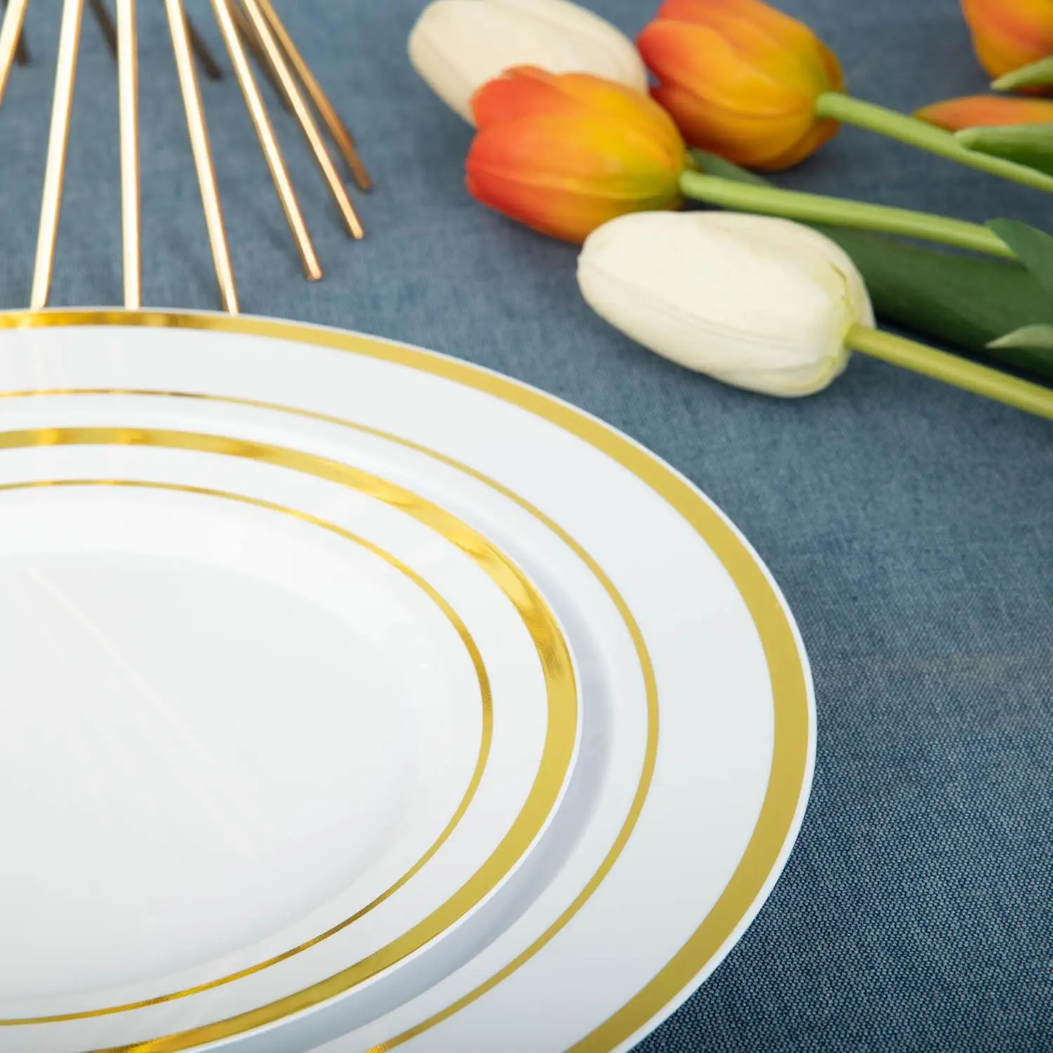 600PCS Disposable Plastic Plates Gold Plastic Dinnerware Set Includes 100 Dinner Plates Dessert Cups Spoons Forks Knives