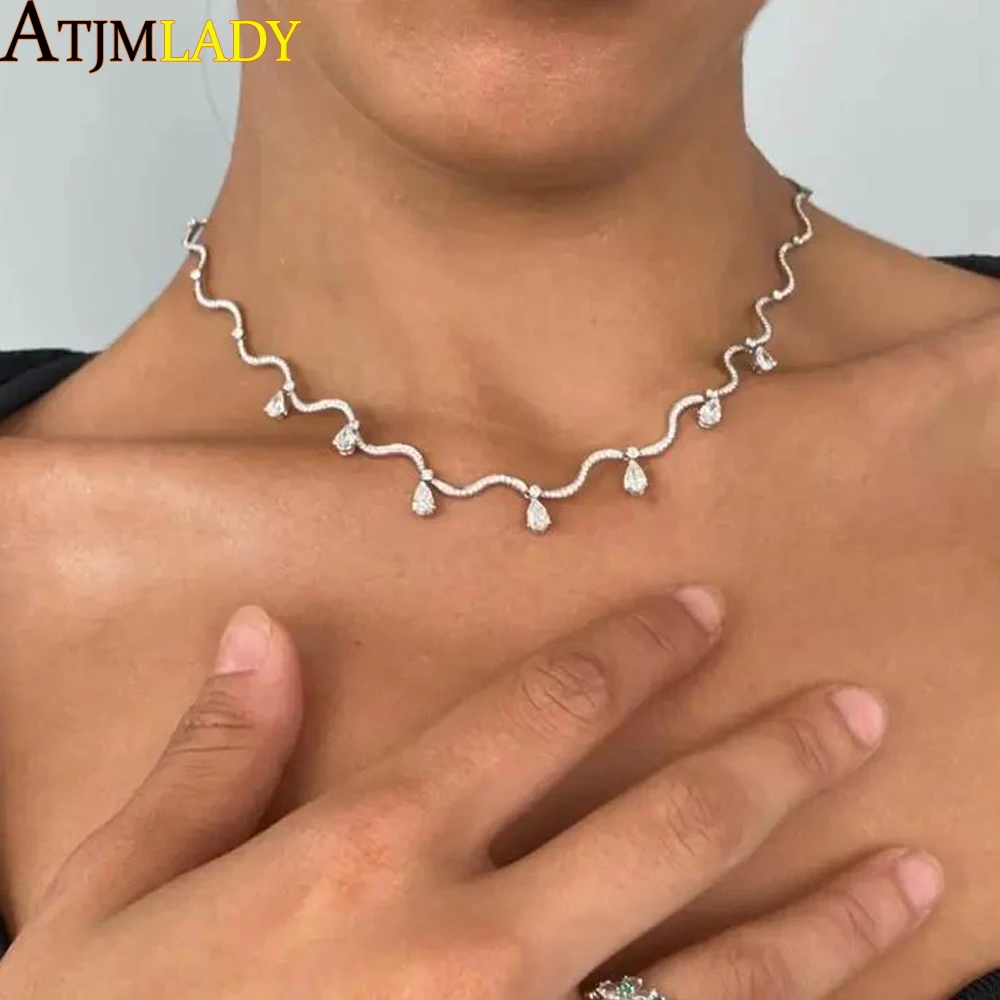 قلادة متموجة بتعليقات وردية