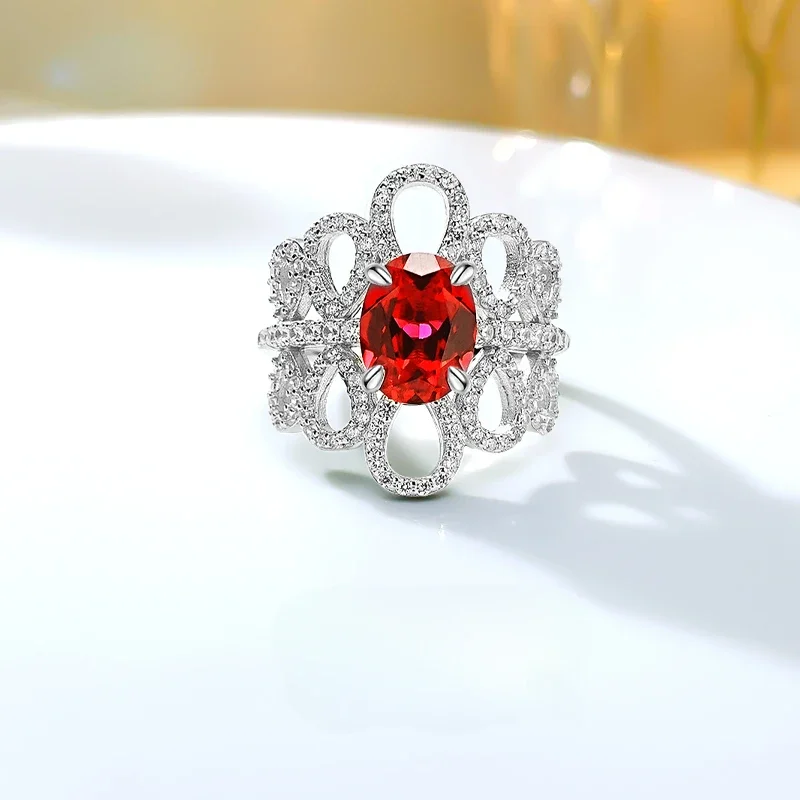 

Кольцо из серебра 925 пробы с искусственным красным кладом