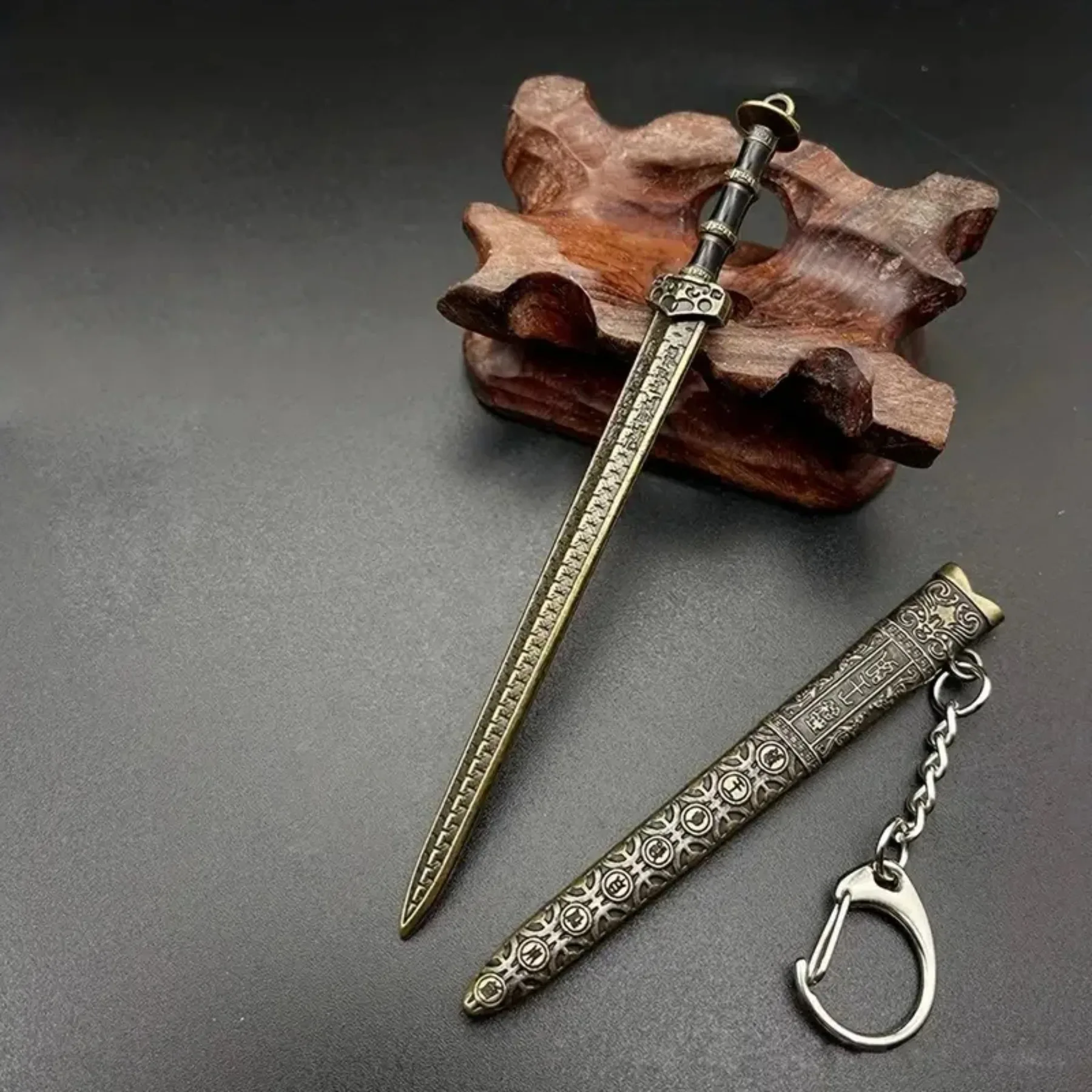 1pc ミニ剣の形のペンダントキーホルダー武器モデルシースおもちゃ