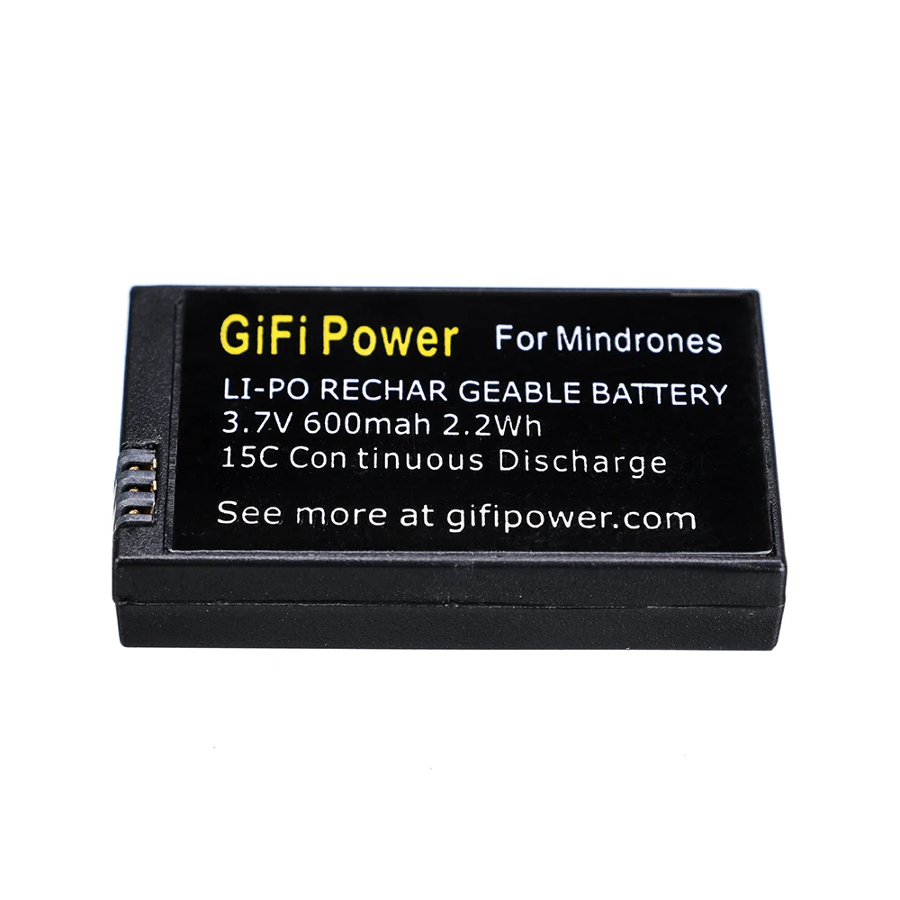 Lot de trois batteries 18650 à côté d'un chargeur multiport USB C blanc.