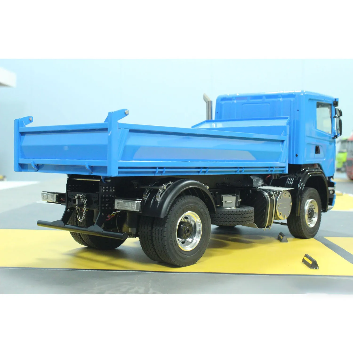 Toys 1/14 4x4 RC Hydraulic Dumper Car Remote Control Dump Truck 3-Speed Transmission Light Sound Metal Tipper Finished Car Model 2