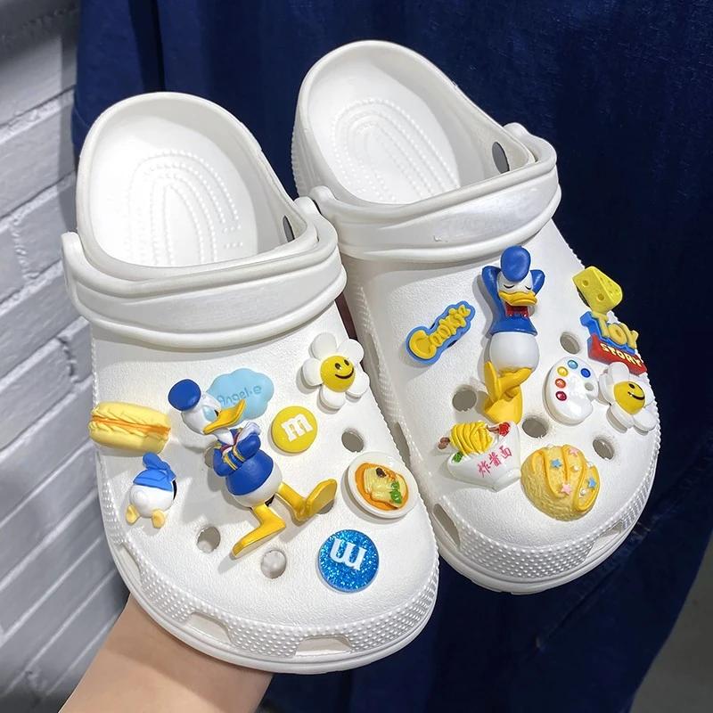 Disney Cartoon Donald Duck Cute Hole Shoes DIY3D Three-dimensional Accessories Croc Buckle Shoes Flower Cross Upper Decoration ｗinter new children snow boots baby soft fleece upper warm boots boys girls cute short boots infant warm shoes with fur short