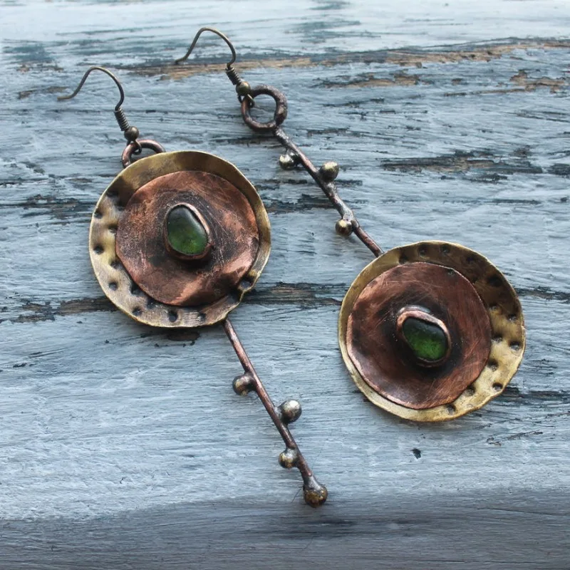 2023 新非対称ブロンズメタルカラーペンダントイヤリング女性のための