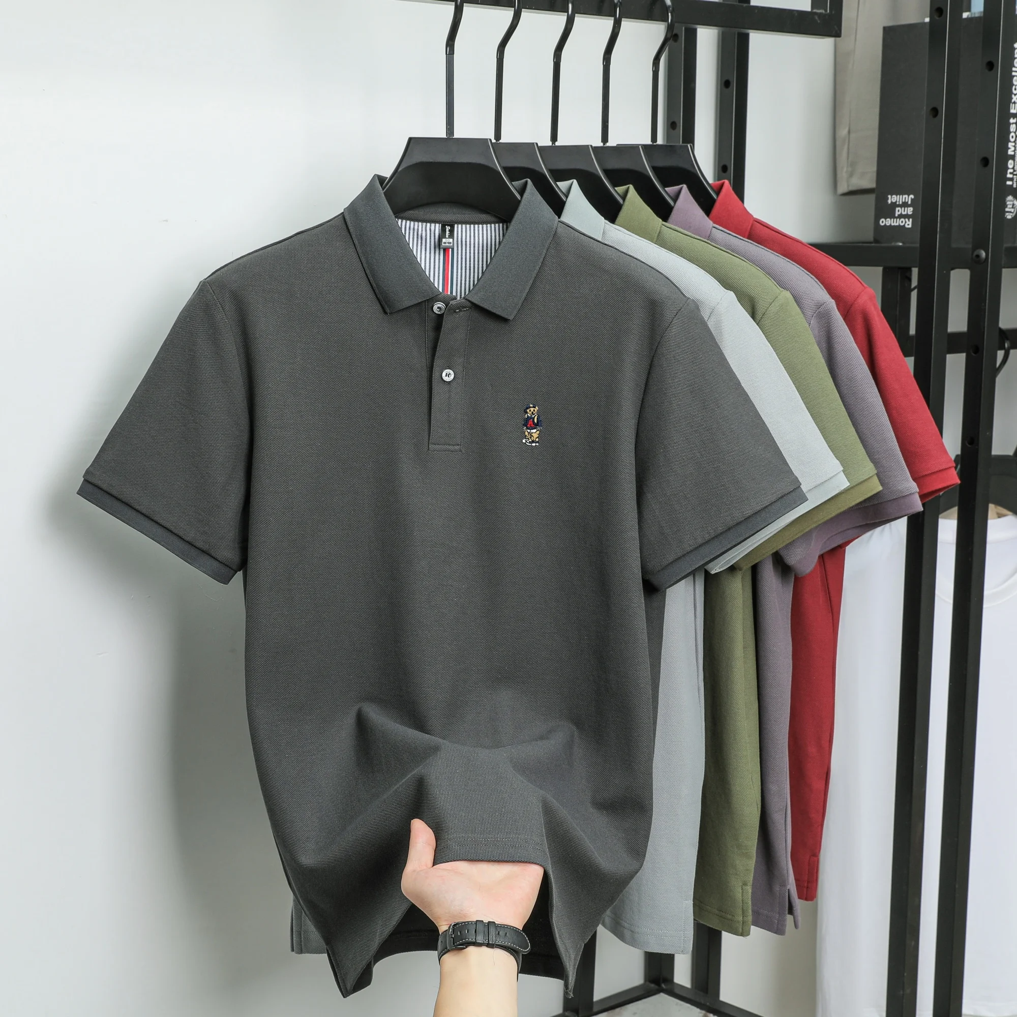 Hochwertiges Kurzarm-Poloshirt für Herren aus 100 % Baumwolle, Modemarke, niedliches Bären-Stickerei-Top, koreanisches, lässiges, atmungsaktives T-Shirt – Detail 25