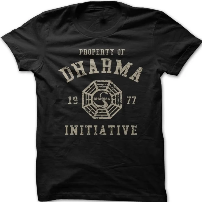 Kurzärmliges, normal geschnittenes Oberteil mit Rundhalsausschnitt, bequemes Oberteil, bedrucktes Baumwoll-T-Shirt mit Aufdruck „DHARMA Initiative 1977 TV-Programm LOST“.