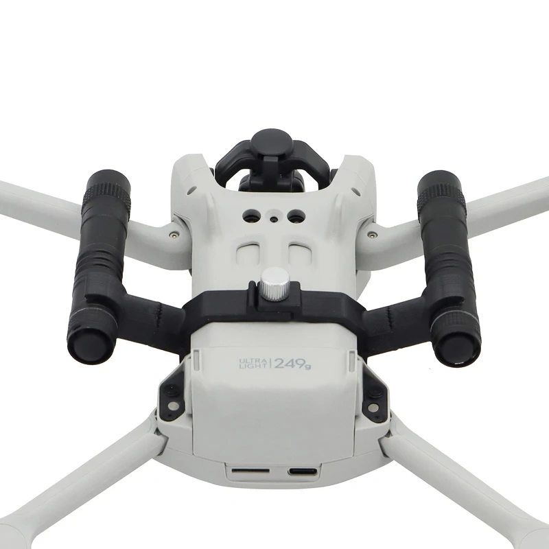 Lampe de vol nocturne pour DJI Mini 3 Pro éclairant un paysage nocturne, drone en vol stationnaire