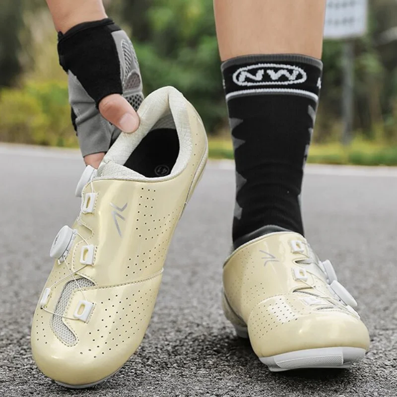 Road Cycling Shoes, Men's Speed Cycling Sports Shoes, Women's Shoes Which Are Bicycle Competition Shoes With Cleats.