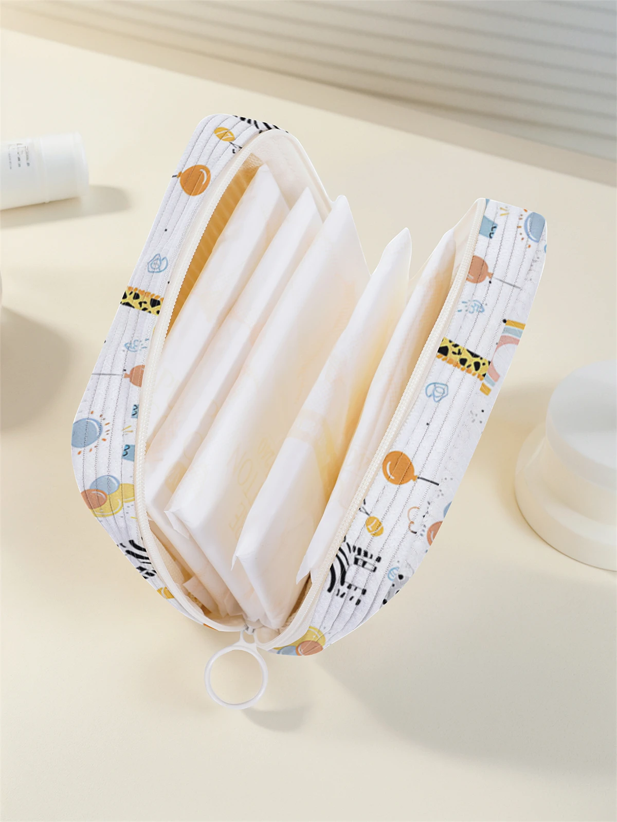 Cartoon animal pattern printed sanitary napkin storage bag, women's lightweight tissue bag, sanitary tissue bag