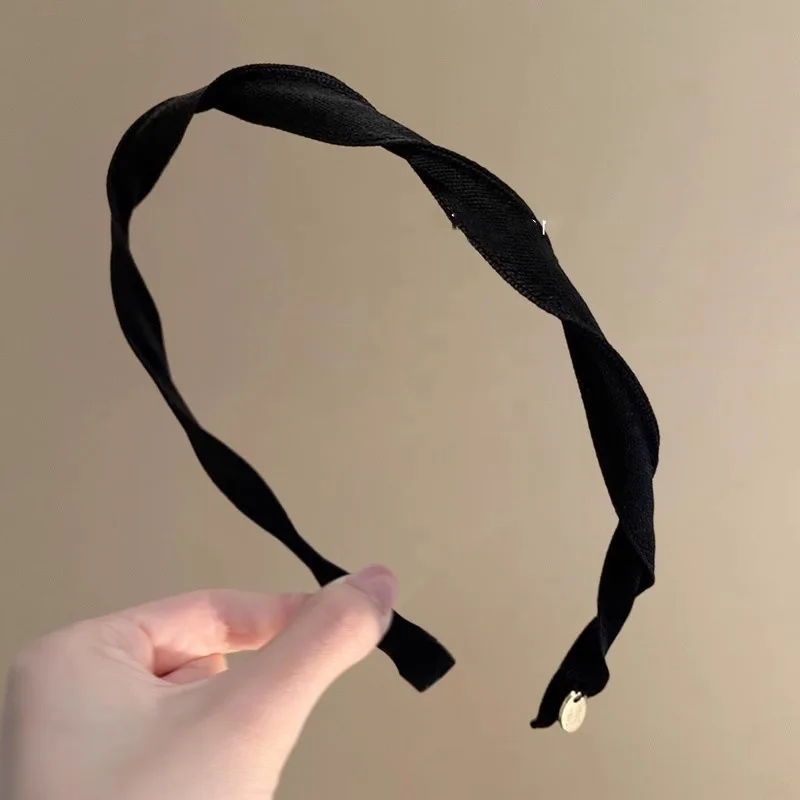 Elegantes koreanisches Haarband im gedrehten Stil – rotes Samtband, minimalistisch und schick für den Alltag – Detail 7