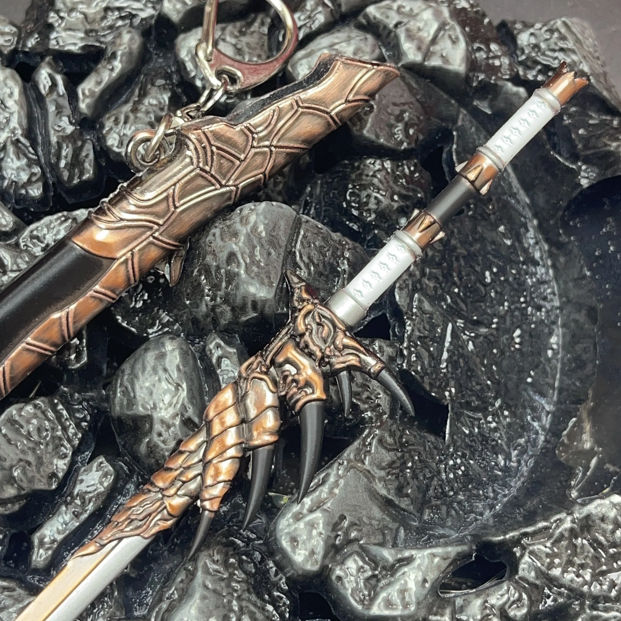 22CM(8.66インチ) [モンスターハンター] ゲーム周辺玩具、鞘付き金属ロングソード、亜鉛合金工芸武器モデル、鋭利ではありません