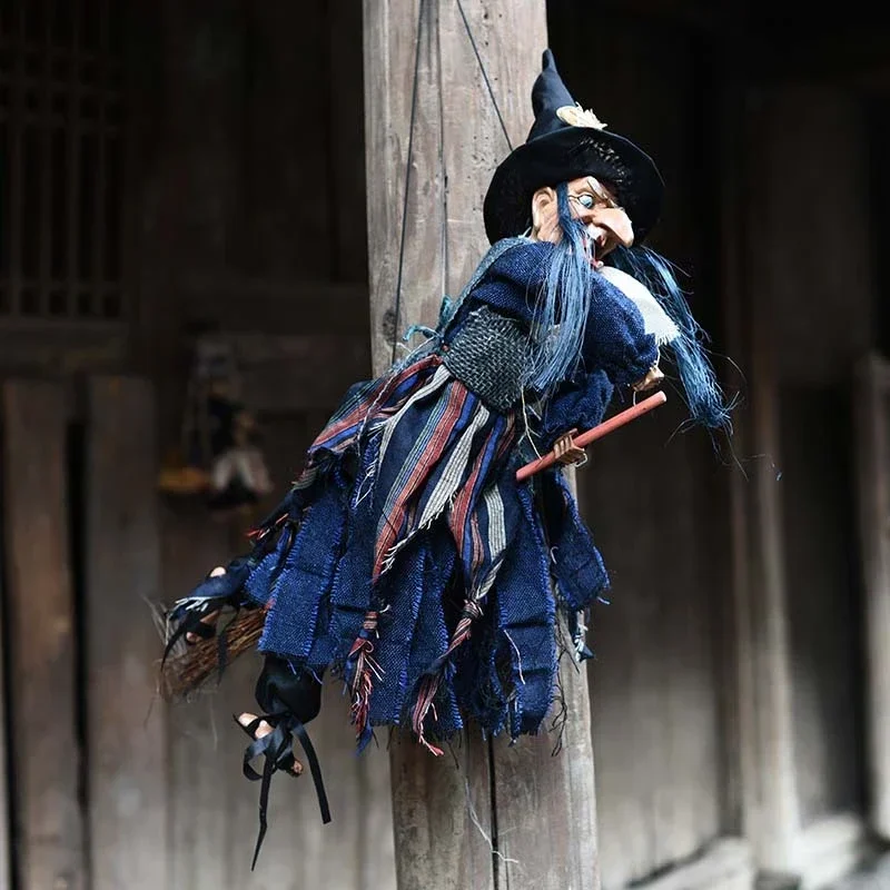 Hanging Witch Doll on Broomstick with Glowing Eyes Scary Sound Halloween Decoration Props Flying Witch for Haunted House D&eacute;cor