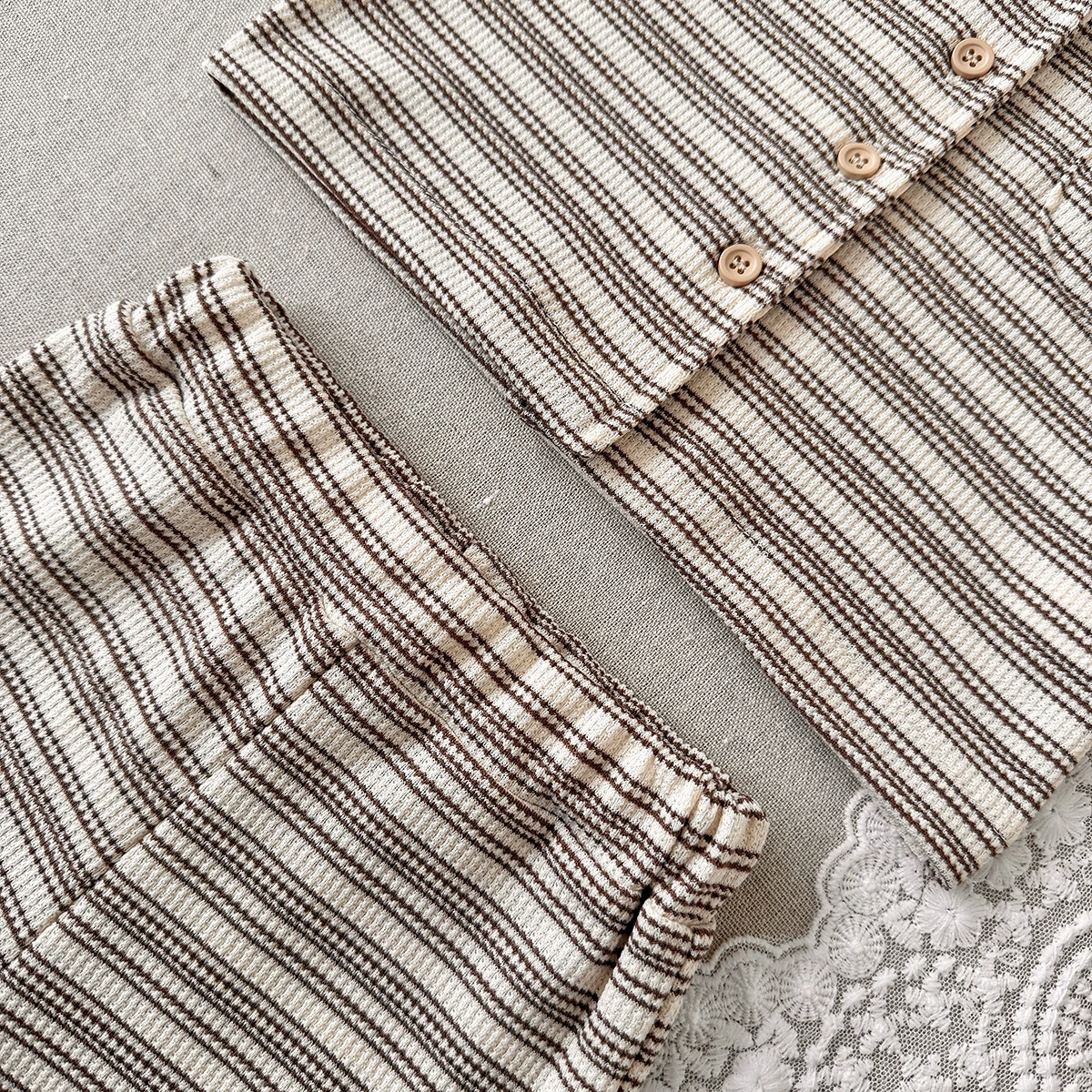 Baby-Kleidungsset für den Sommer, einfarbig, gestreift, lässig, mit kurzen Ärmeln und Shorts, geeignet für Babys im Alter von 0–3 Jahren – Detail 7