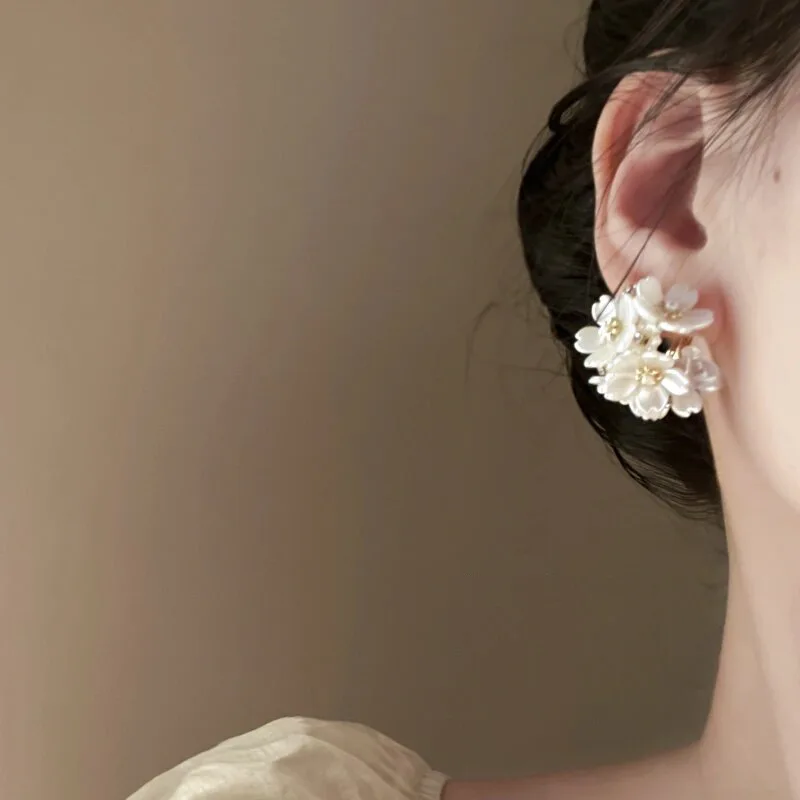 New Exquisite White Crystal Flower Earrings with Rhinestones for Women Personalized Daily Accessory Party Jewelry Birthday Gifts