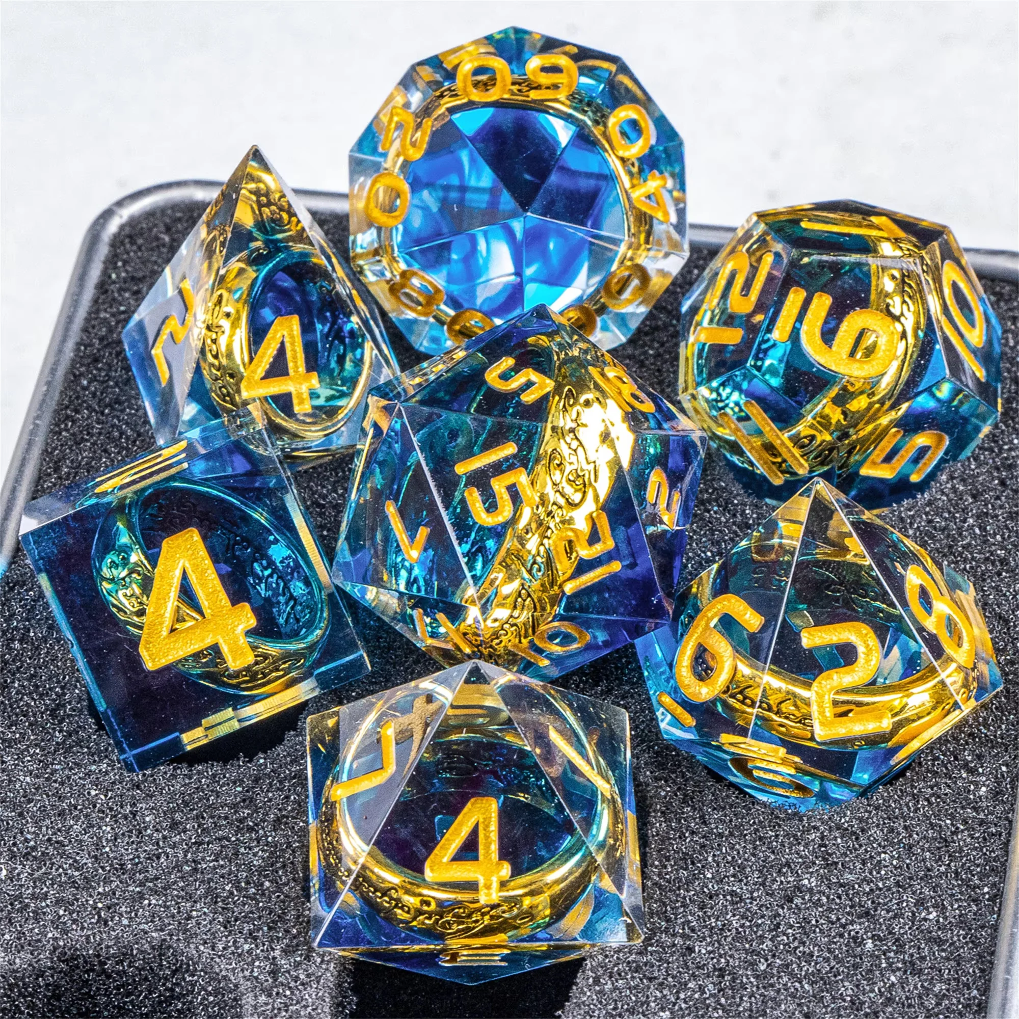 7개의 다면체 레진 주사위 세트, 손 안에 숨겨진 링이 있는 수제 창의적인 주사위, DND RPG 테이블탑 보드 게임용 특별한 기념품 선물