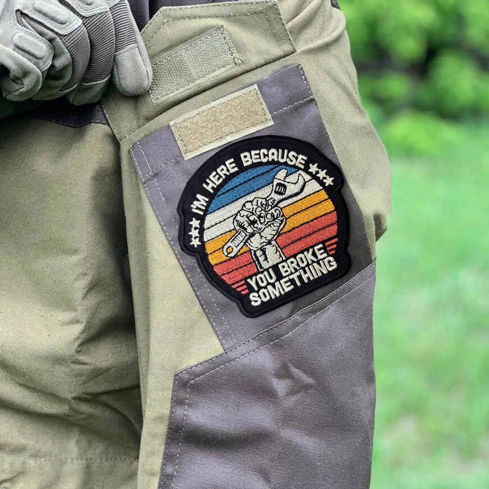 주먹을 쥐고 있는 렌치 패치, 당신이 뭔가를 깨뜨렸기 때문에 내가 여기에 있는 것이다, 후크앤루프 자수 패치 배지, 전술 배낭 스티커