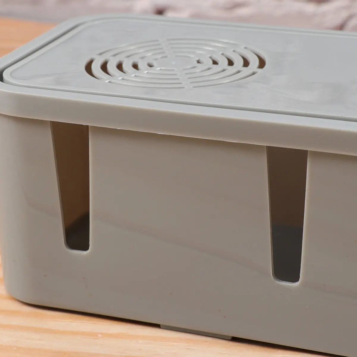 플러그 소켓 케이블 보관함 정리함 그레이 방진 안전 박스 책상 벽걸이용 가정용 코드 관리 및 공간 활용