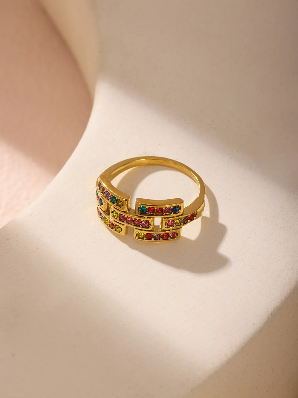 Neuer Edelstahlring für Damen, luxuriöser, farbenfroher Zirkon-Hohlring, Paar-Versprechensring, vergoldeter Hochzeitsschmuck, Geschenk – Detail 9