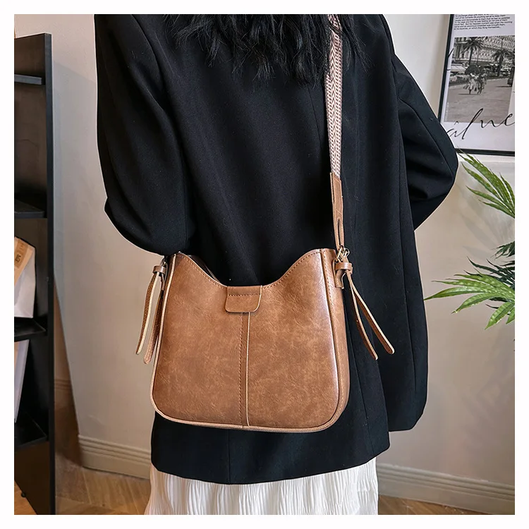 

2024 Spring new pure color retro commuter hundred with texture simple temperament wide shoulder strap crossbody Tote bag