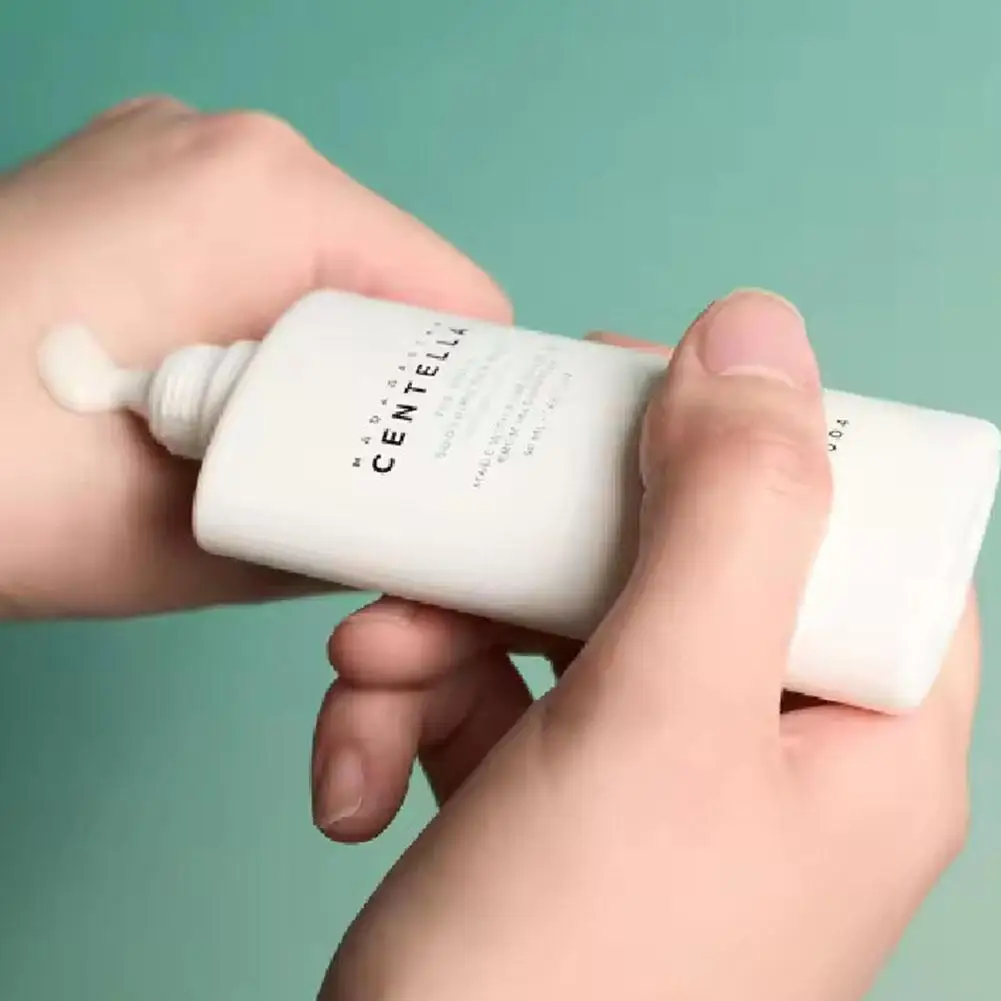 Asiaticum Hyaluronic Acid Sunscreen Essence Lightweight Moisturizing SPF Protection Hydrating and Nourishing Skin Care