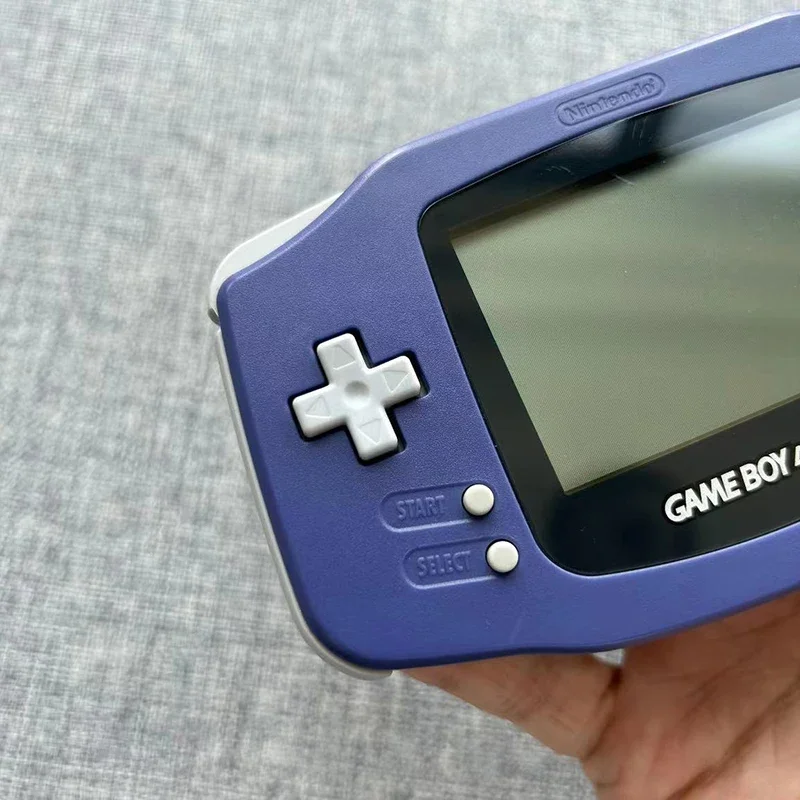 Novo console de jogos GBA Palm sem traseira, colorido, destacando a nostalgia retrô. Pequeno presente._voghion.com