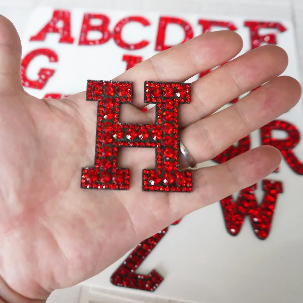 A-Z 레드 라인 석 영어 알파벳 편지 철 패치 배지 3D 패치 가방 모자 청바지 아플리케 옷 DIY 공예