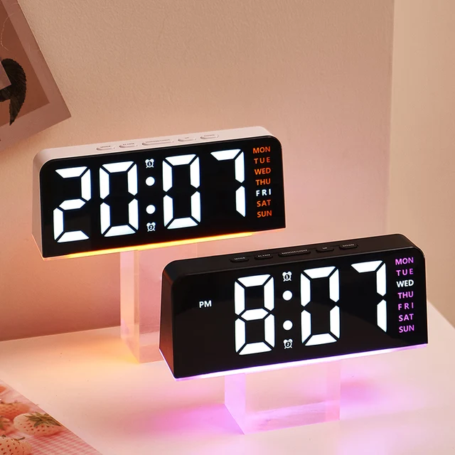Sveglia digitale alimentata tramite USB con luce d'atmosfera Doppio sveglia Snooze Orologio da tavolo 4 livelli di luminosità Orologio elettronico a LED 12/24 ore 4