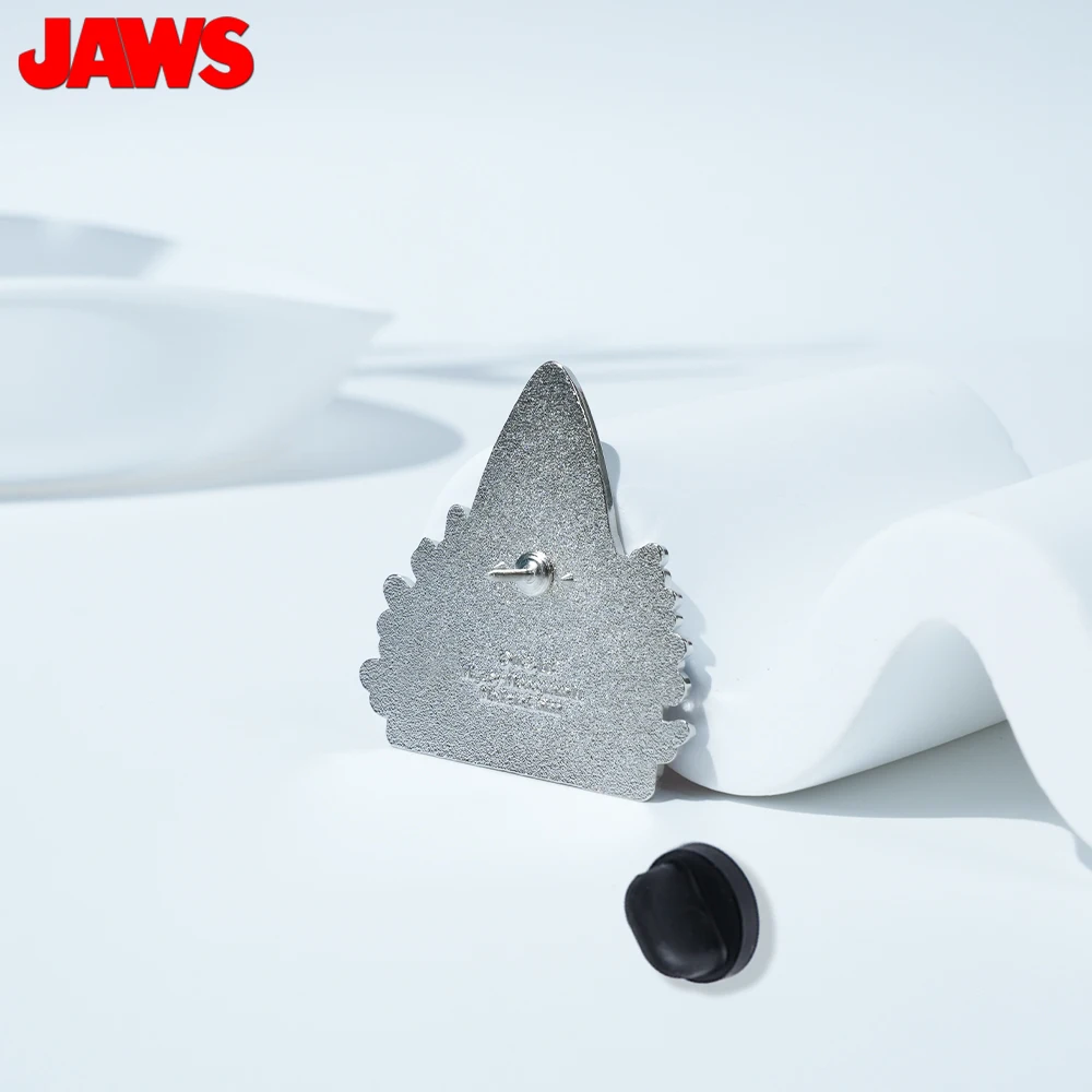 1PC JAWS 공식 라이선스 아연 합금 에나멜 핀 상어 디자인 참신한 장식품 재킷 라펠 핀 애니메이션 백팩 수집품