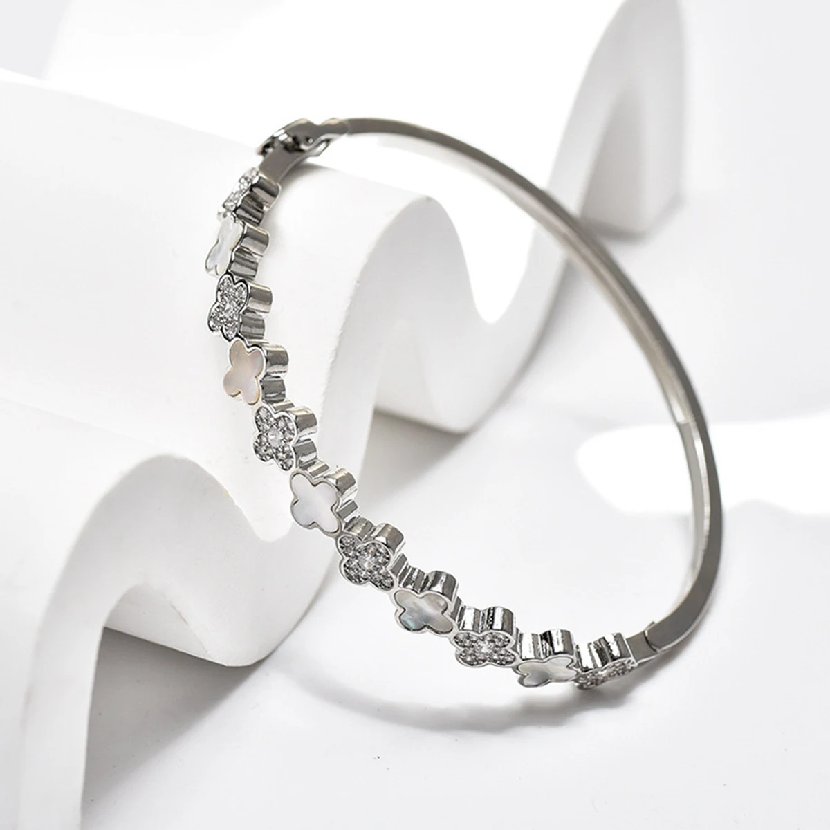 2024 New Cubic Zirconia Mother of Pearl Four Leaf Flower Bracelet for Women Office Gatherings Friend Gift Jewelry Accessories 4