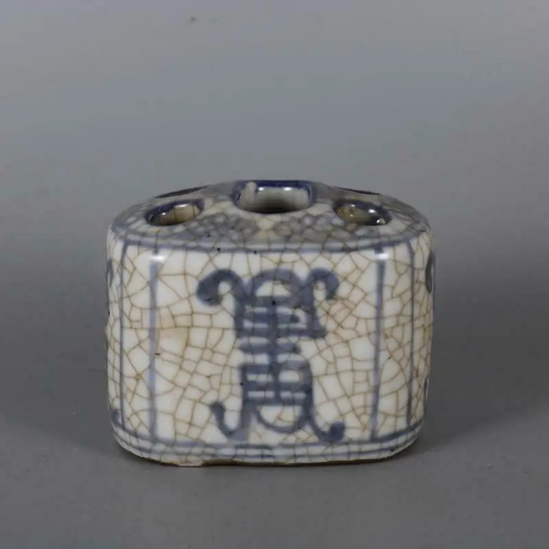 

Китайский Синий и белый фарфор Qing Kangxi цветочный дизайн горшок для кистей 3,9 дюйма