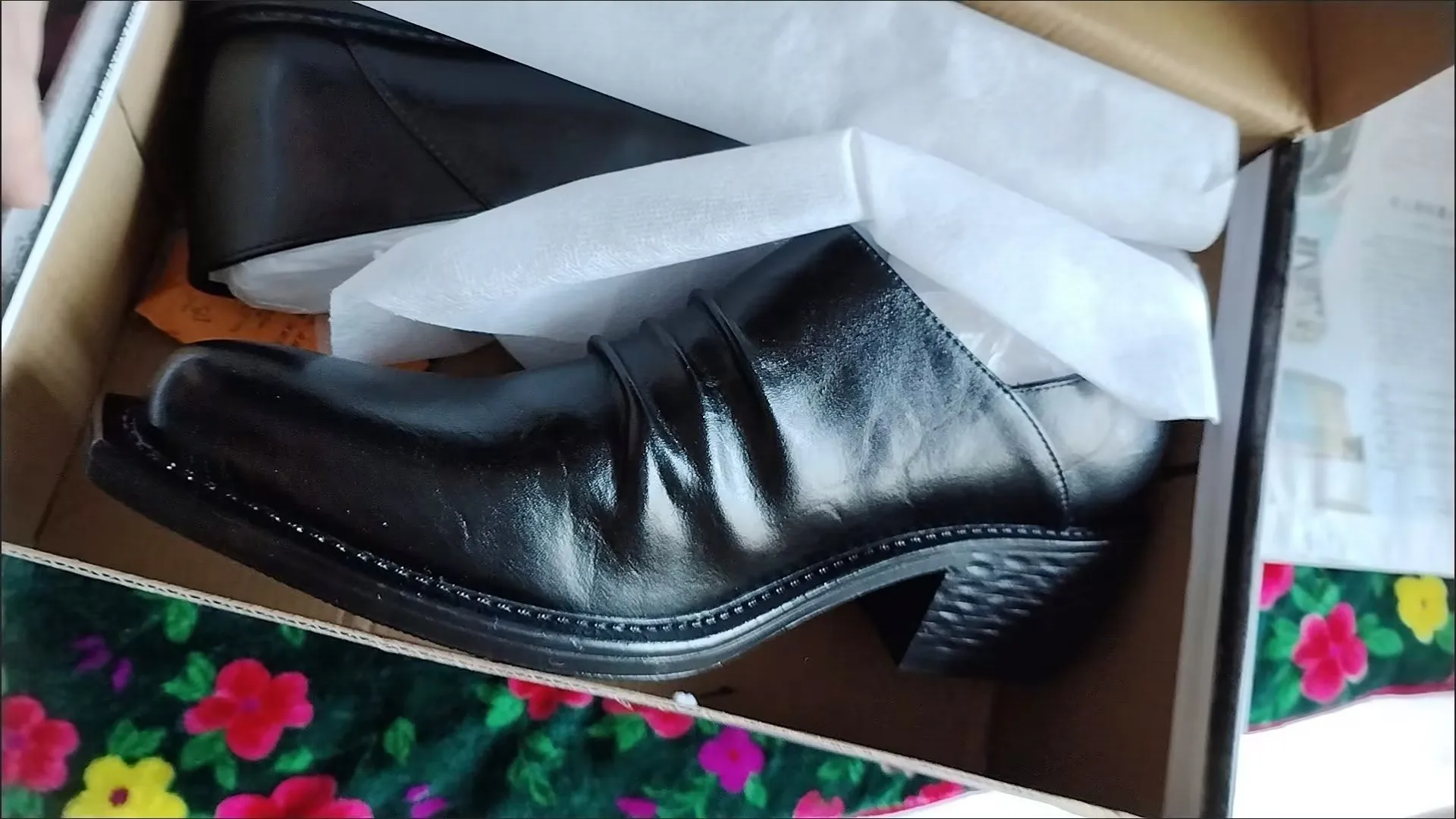 Mocasín de un pedal de cuero con cabeza volteada, plataforma de