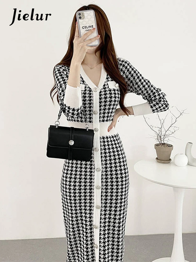 

Женское трикотажное платье-миди с V-образным вырезом и пуговицами