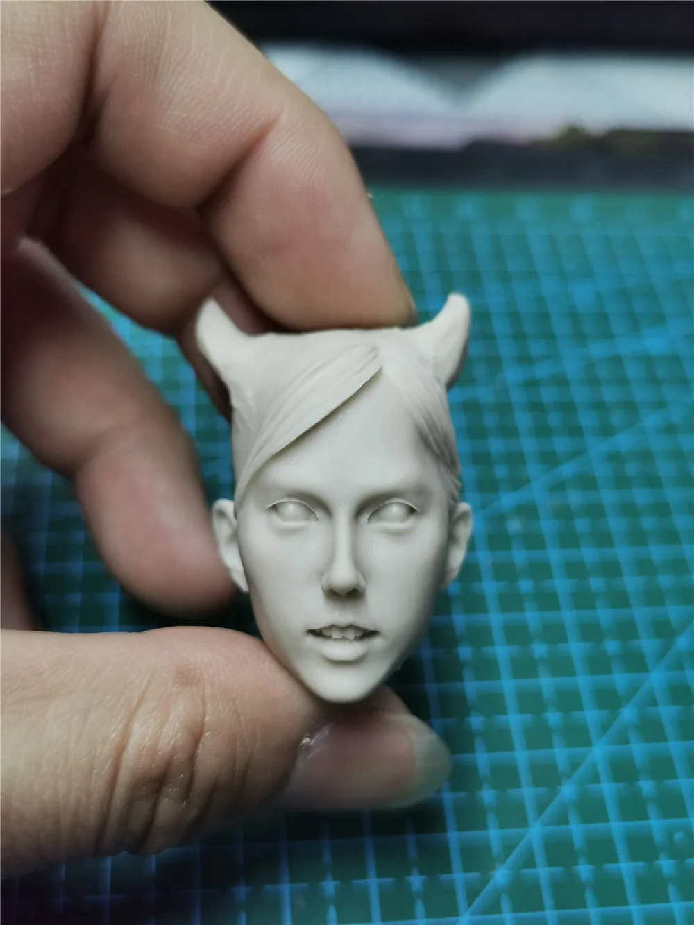 

Unpainted 1/6 Scale Girl with Horns Head Sculpt Model For 12 inch Action Figure Dolls Painting Exercise Head Sculpt