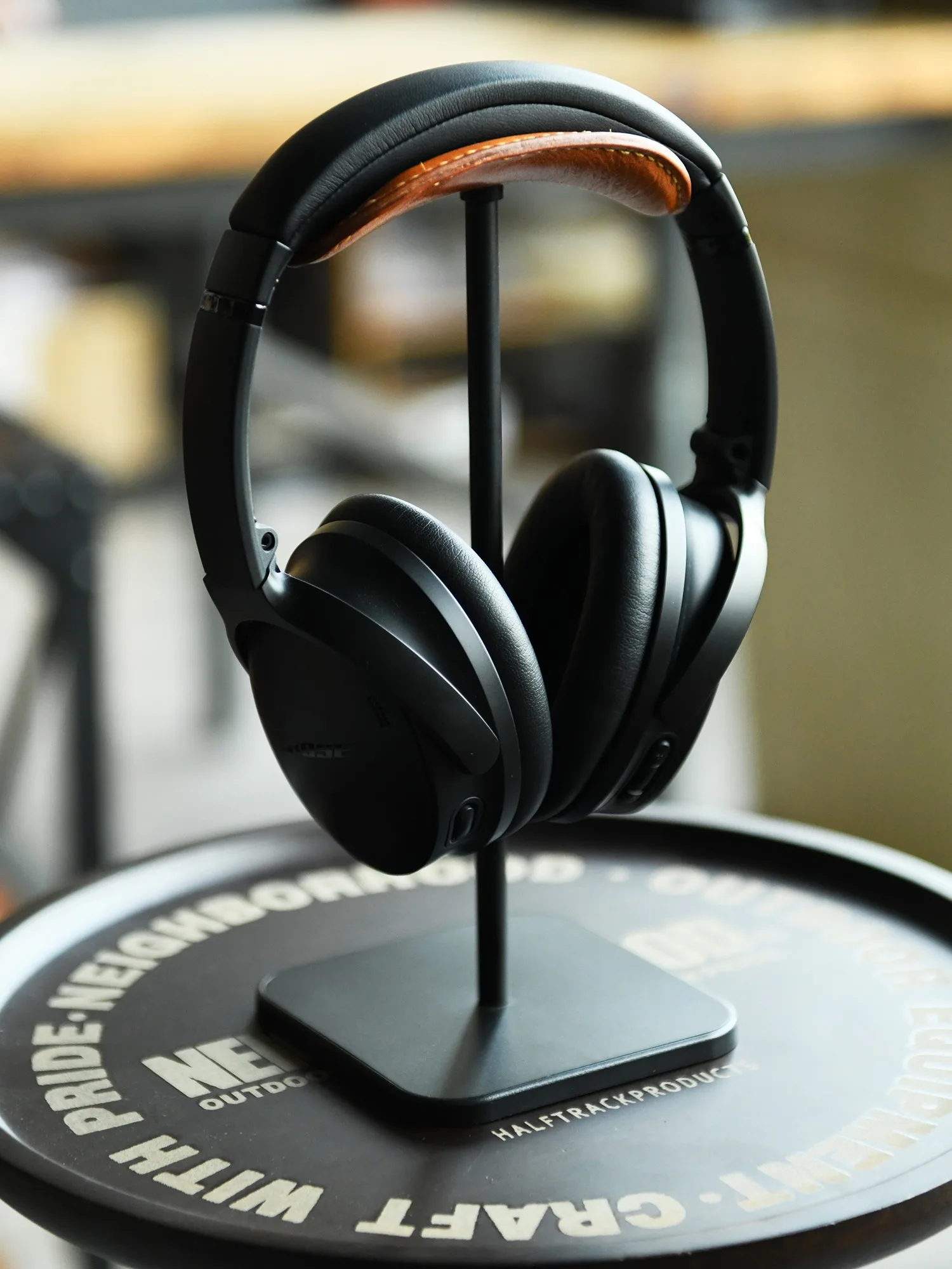 Univeral Curved Headphones Stand Real Cow Leather+Metal Gaming Headset Holder Genuine Leather Earphones Bracket with Solid Base