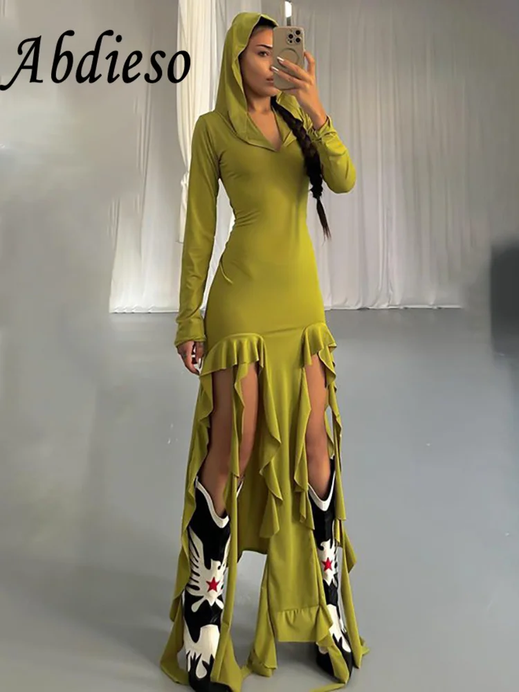 

Женское облегающее платье с капюшоном, длинным рукавом и оборками