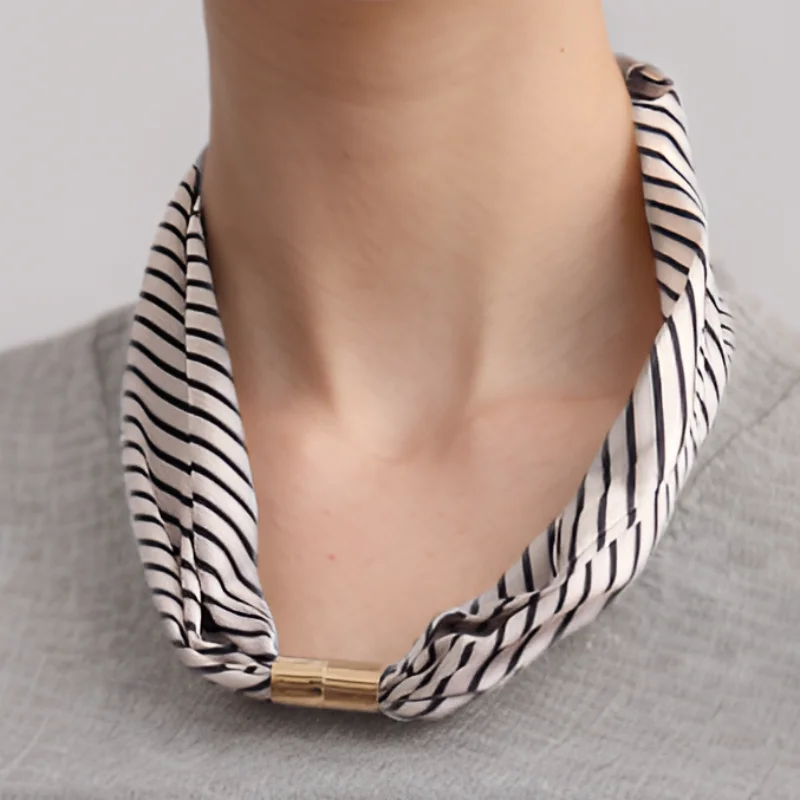 

Korean Style New Fahion Silk Scarf Pearl Necklace Decoration Printed All-Matching Vintage Scarf Professional Lady Small Scarf
